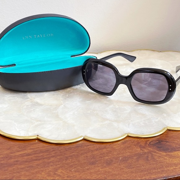 Ann Taylor Classic Black Rectangle Sunglasses with Case - Picture 4 of 15